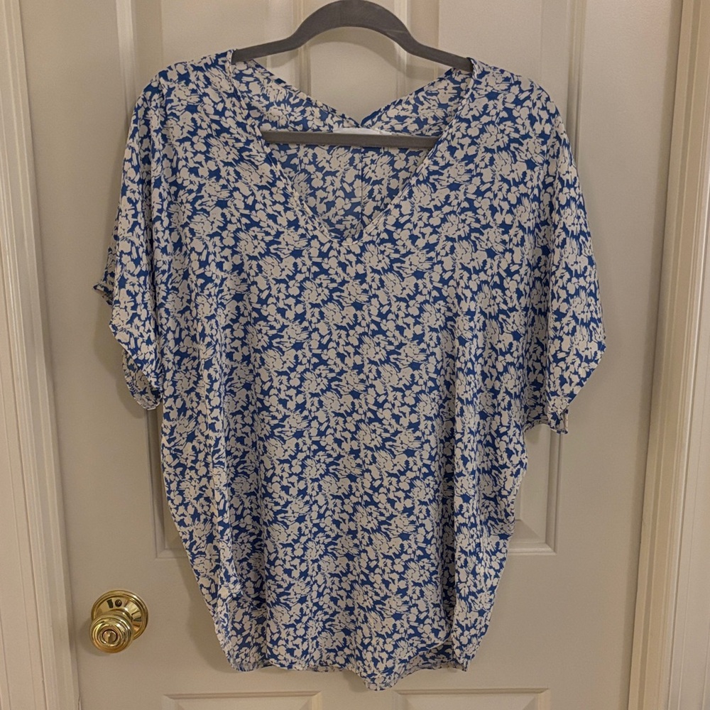 Lush Blue and White Floral V-Neck Tunic Top S